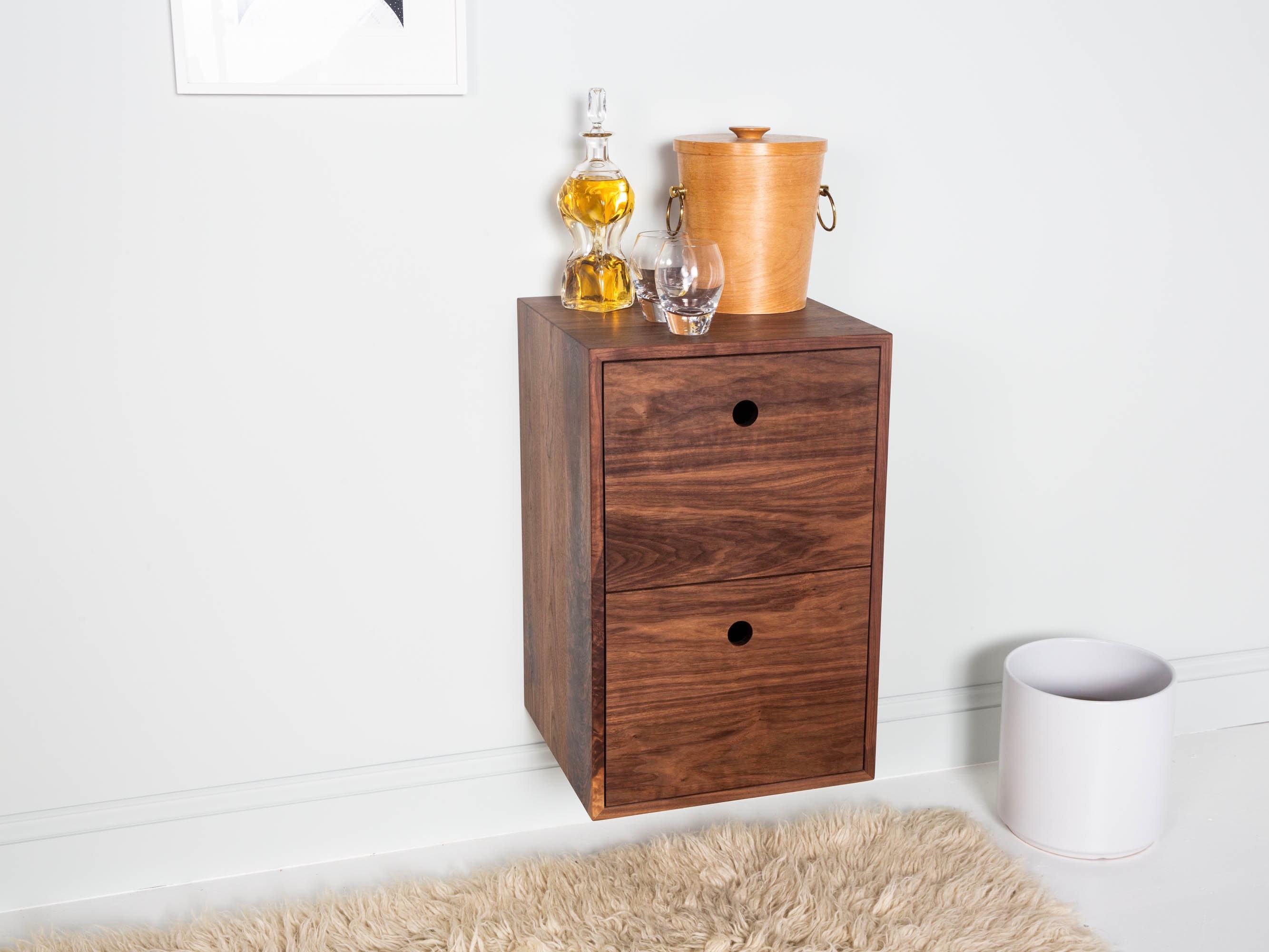 Schwebender Doppel-Aktenschrank aus massivem Walnuss | Etsy