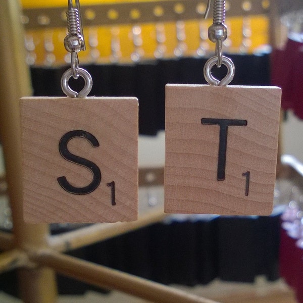 Boucles d'oreilles lettres scrabble.