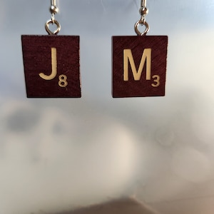 Pendientes de letras Scrabble.