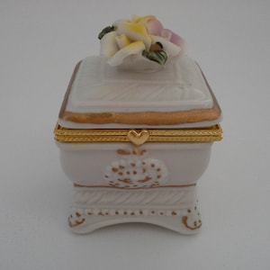 Vintage Porcelain Rose Trinket Box, Small Jewelry Presentation, Ceramic Roses, Ring Gift Holder, Gold Trim