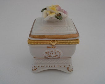 Vintage Porcelain Rose Trinket Box, Small Jewelry Presentation, Ceramic Roses, Ring Gift Holder, Gold Trim
