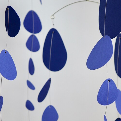 Blauw kinetisch papier mobiel - moderne hangende kunst
