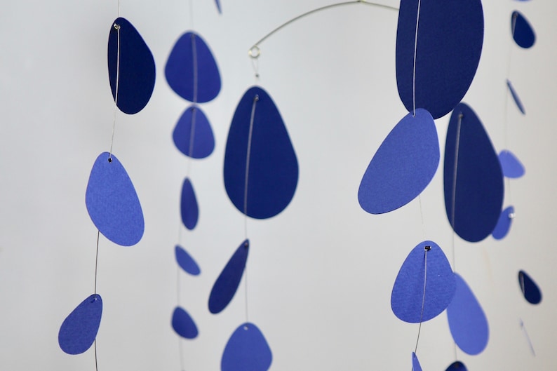 Blauw kinetisch papier mobiel - moderne hangende kunst