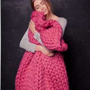 Manta gigante de tricô grosso em lã merino, rosa escuro.