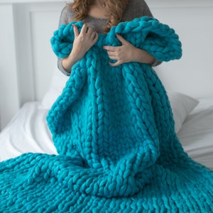 Chunky Knit Cozy Blanket in Turquoise color. 100% Wool handmade blanket, Knitted blanket, Chunky blanket, Knit Throw, super bulky blanket image 3