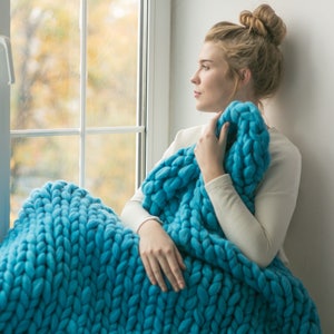 Chunky Knit Cozy Blanket in Turquoise color. 100% Wool handmade blanket, Knitted blanket, Chunky blanket, Knit Throw, super bulky blanket image 2