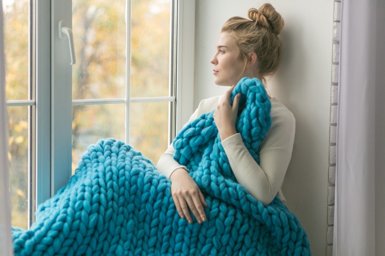 Chunky Knit Cozy Blanket in Turquoise color. 100% Wool handmade blanket, Knitted blanket, Chunky blanket, Knit Throw, super bulky blanket image 2