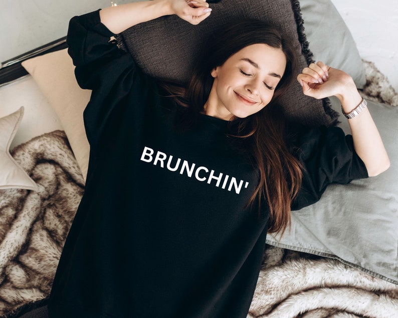 Brunchin' Sweatshirt Unisex Weekend Brunch Sweatshirt Sunday's are for Brunch Cozy Weekend Sweatshirt immagine 1