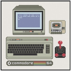 Può includere: Un'illustrazione pixelata di un computer vintage Commodore 64 con un monitor, una tastiera, un joystick e un'unità a cassette. Il computer è grigio e ha una tastiera nera. Il monitor mostra uno schermo blu con del testo. Il joystick è rosso e nero. L'unità a cassette è grigia e ha un'etichetta nera.