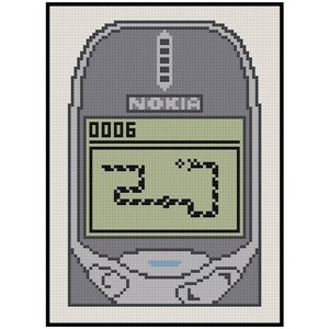 Könnte beinhalten: Ein pixeliertes Bild eines grauen Nokia-Handys mit einem grünen Bildschirm, auf dem die Nummer "0006" und ein Schlangenspiel angezeigt werden. Das Telefon hat eine schwarz-weiße Antenne und einen blauen Knopf.