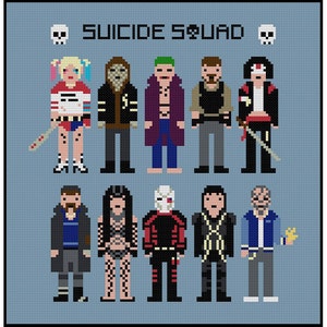 Può includere: Uno schema di ricamo a punto croce in pixel art con i personaggi del film Suicide Squad. I personaggi sono disposti su due file, con Harley Quinn, Deadshot, El Diablo, Joker e Katana nella fila superiore, e Slipknot, Enchantress, Killer Croc, Captain Boomerang e Rick Flag nella fila inferiore. Lo schema è su uno sfondo blu con le parole "SUICIDE SQUAD" in alto.