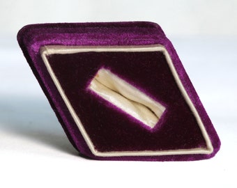 Edwardian antique vintage ring box, jewelry box c1900. Purple velvet silk. 2.5in x 1.5in. Fine antique condition.