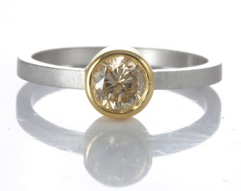 UPCYCLED diamanten verlovingsring van 0,54 ct. Gebruikte natuurlijke fancy bruine i2 ronde diamant in NIEUW eenvoudig platina, 22kt geelgouden solitaire.