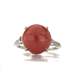 Anillo vintage de coral sangre de buey con certificación GIA/anillo de cóctel llamativo. Coral rojo natural de 11,7 mm, platino y diamantes. Antigüedad eduardiana de c. 1900.