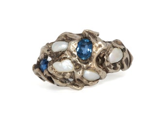 Artisan 1960s vintage Art Nouveau Brutalist ring. 14kt white gold, natural sapphires, natural freshwater river pearls ring. Free form.