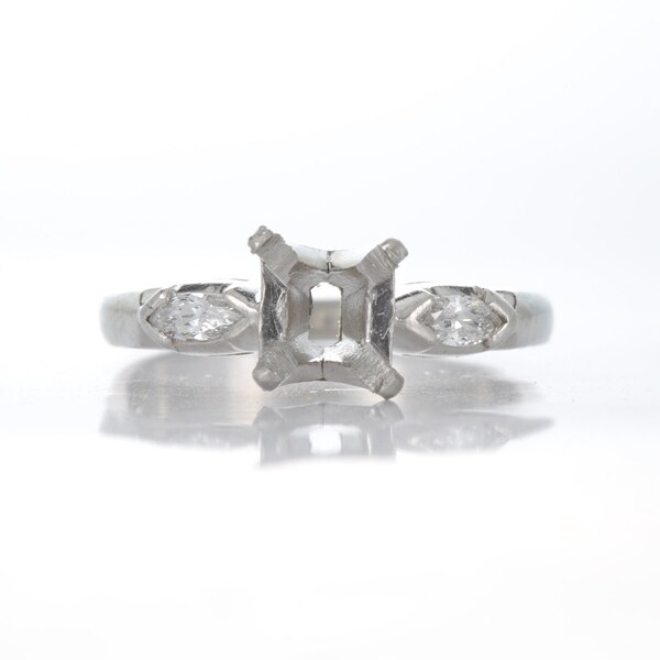 Serve para anéis de noivado redondos de 5,5 mm. Platina, diamantes marquise, engaste/semi-encaixe vintage de diamantes. Propriedade. Por volta da década de 1950. Ponta.