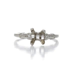 Montatura/semi-montaggio per anello di fidanzamento vintage Art Déco. Adatto per tondo da 6 mm. Platino, diamanti. Circa anni '30. Solo montatura. Griffe.