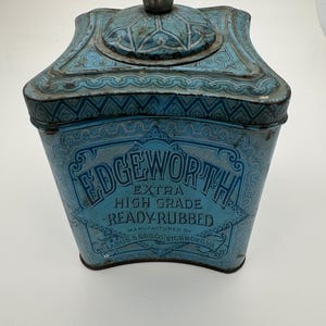 Lata de tabaco Edgeworth vintage con bisagras y lados convexos
