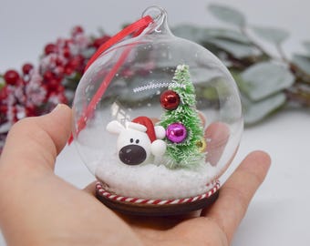 ガラス製のシロクマのクリスマスオーナメント – サンタ帽子をかぶった