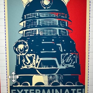 Puede incluir: Un póster azul y rojo con una imagen en blanco y negro de un Dalek de la serie de televisión Doctor Who. El Dalek está de frente y el texto "EXTERMINATE!" está impreso debajo de la imagen.