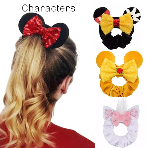 Personajes Mickey Mouse, Coleteros para el cabello con orejas de Minnie  Mouse, Coleteros con lazos de lentejuelas, Accesorios para cola de caballo,  Moda de moño desordenado - Etsy España