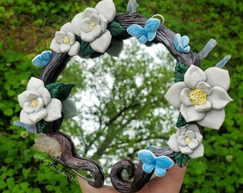 Weiße Magnolienblume und blauer Schmetterling Kristallspiegel mit Quarz und blauen Kyanitkristallen | Handgemachter geschnitzter Cottagecore Spiegel