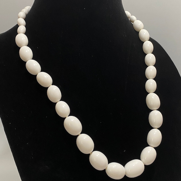 Vintage Trifari Oval White Bead Spring Ring Closure Necklace 23.50"