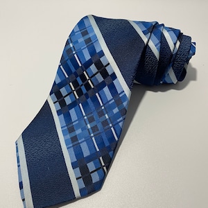 Vintage Donatelli Italian Polyester Blue Stripe Tie 54.50&quot; x 4.25&quot;