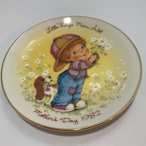 Vintage Avon Mother's Day 1982 Collectors Plate 'Little Things'