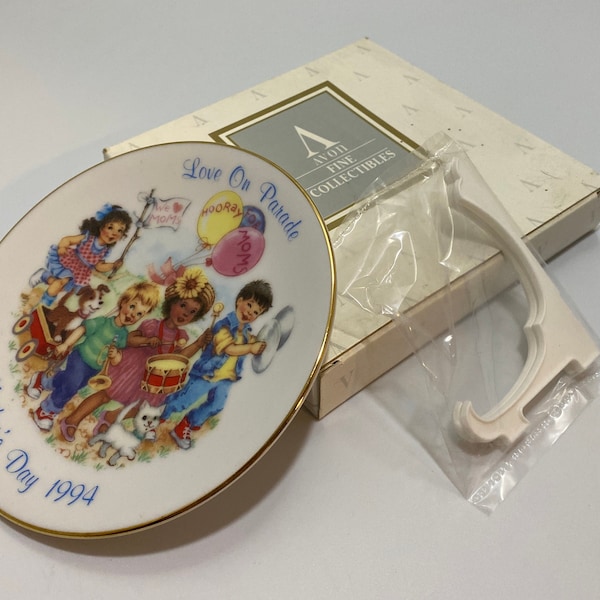 Vintage Avon Mother's Day 1993 Mini Collectors Plate 'Love on Parade' in Box w/ Stand
