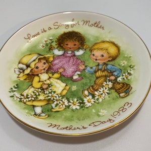 Vintage Avon Mother's Day 1983 Collectors Plate 'Love is a Song'