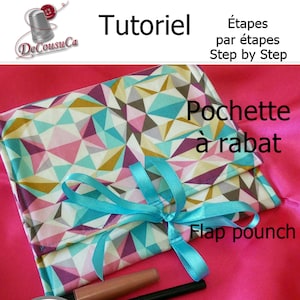 Puede incluir: Un tutorial PDF para hacer una bolsa de tela con estampado geométrico y cierre de solapa. La bolsa está atada con una cinta turquesa y se muestra con artículos de maquillaje en su interior. El título del tutorial es "Pochette à rabat" y el texto "Flap pounch" también es visible.