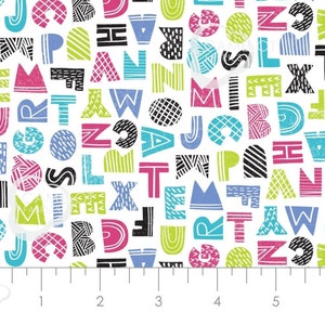 Peut inclure: Tissu blanc avec un motif d'alphabet coloré. Les lettres sont de différentes couleurs, notamment rose, bleu, vert et noir. Les lettres ont un style texturé, en bloc. Mesure en centimètres.