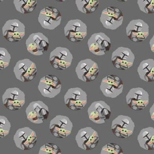 Peut inclure: Un motif répété de cercles gris sur un fond gris. Chaque cercle présente une image de dessin animé d'un personnage extraterrestre vert tenant un casque argenté.