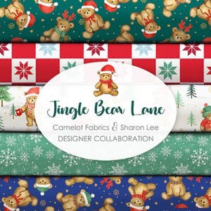 Peut inclure: Une pile de cinq rouleaux de tissu pliés avec des motifs de Noël. Les motifs incluent des ours en peluche avec des bonnets de Père Noël sur fond vert et bleu, un imprimé à carreaux rouge et blanc avec des flocons, et un imprimé blanc avec des arbres et des ours. Le texte indique Jingle Bear Lane Camelot Fabrics & Sharon Lee DESIGNER COLLABORATION.