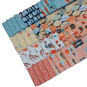 Peut inclure: Un ensemble de 24 bandes de tissu présentant divers motifs sur le thème de l'été, notamment des cabanes de plage, des chapeaux, des tasses à café et des parasols de plage. Les bandes de tissu sont dans des tons de bleu, jaune, orange et rose.
