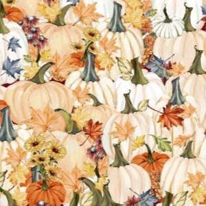 Peut inclure: Un motif composé de citrouilles blanches et orange clair entremêlées de feuilles d'automne dans des tons jaune, orange et rouge, accompagnées de petits tournesols jaunes et de tiges vert foncé, formant un design de récolte dense.