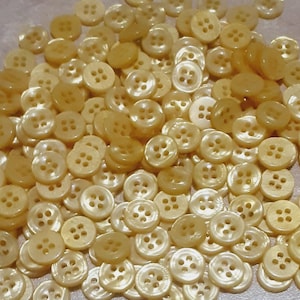 11mm, 124 buttons, YELLOW, 2 holes, plastic, résin