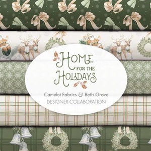 Peut inclure: Cinq rouleaux de tissu empilés avec des motifs de fêtes incluant des nœuds, le Père Noël en traîneau avec des rennes, des flocons, des carreaux et des couronnes. Une étiquette ovale blanche centrale indique Home for the Holidays, Camelot Fabrics & Beth Grove Designer Collaboration.