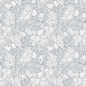 Peut inclure: Motif floral continu, blanc sur fond bleu-gris clair. Le motif est composé de fleurs et de feuilles, créant une impression dense et répétée. Le design rappelle le papier peint vintage.