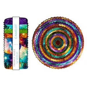 Peut inclure: Une pile de carrés de tissu et une disposition circulaire des mêmes pièces de tissu, présentant des motifs géométriques et en étoile multicolores et vibrants dans des tons de violet, bleu, vert, orange et jaune, avec une étiquette CAMELOT.