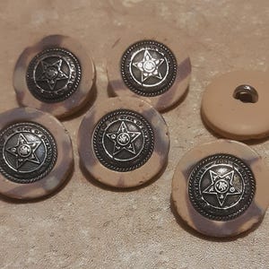 6 buttons:  23mm, button Country