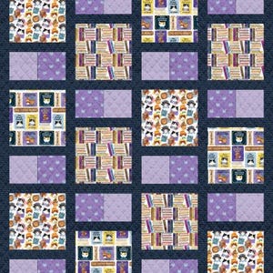 Pode incluir: Um padrão de bloco de colcha com fundo de brim azul e quadrados roxos, brancos e amarelos. Os quadrados apresentam padrões diferentes, incluindo gatos, livros e um padrão repetido de pegadas.