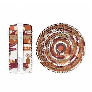 Peut inclure: Un ensemble de serviettes en papier décoratives à bord festonné, sur le thème de la récolte d'automne. Les serviettes sont dans les tons orange, marron et crème, avec des images de citrouilles, d'un camion et le texte "CAMELOT" et "FRESHLY MADE". Un set de table assorti est également présenté.