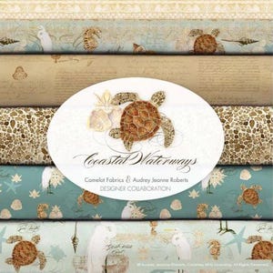 Peut inclure: Un ensemble de six panneaux de tissu sur le thème côtier avec des tortues de mer, des hippocampes et des oiseaux blancs. Les panneaux sont conçus par Camelot Fabrics & Audrey Jeanne Roberts. Le texte "Coastal Waterways" est présenté sur les panneaux.