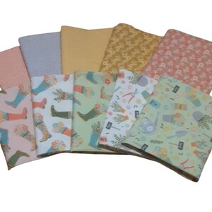 Peut inclure: Un ensemble de huit carrés de tissu présentant une variété d'imprimés à thème floral et de jardinage. Les imprimés comprennent un fond vert clair avec des outils de jardinage, un fond blanc avec des bottes vertes et des fleurs, un fond jaune clair avec de petites fleurs jaunes, un fond rose clair avec de petites fleurs roses, un fond bleu clair avec un motif texturé, un fond rose clair avec des bottes vertes et des fleurs, un fond vert clair avec des bottes vertes et des fleurs, et un fond blanc avec des bottes vertes et des fleurs.