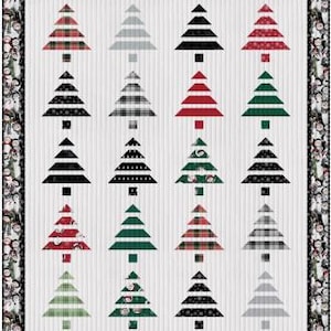 Könnte beinhalten: Eine weiße Steppdecke mit einem schwarzen und weißen Rand. Die Steppdecke zeigt 18 Weihnachtsbäume in verschiedenen Mustern, darunter Karos, Streifen, Punkte und Schneeflocken. Die Bäume sind in Reihen zu je drei angeordnet.