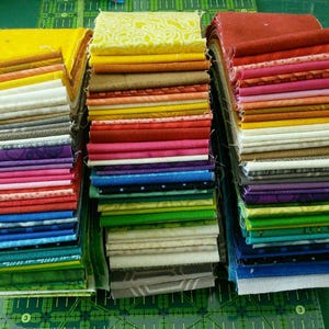 100 Strips 2 1/2" X 44", differents colors, Designer Cotton, colors and mini-prints mixtes