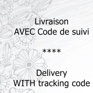 Pu&ograve; includere: Testo che recita "Livraison AVEC Code de suivi ***** Delivery WITH tracking code".