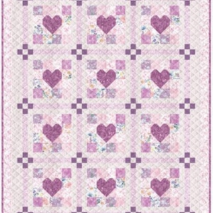 Peut inclure: Une courtepointe avec un motif floral rose et blanc et un motif de cœur violet dans chaque carré.